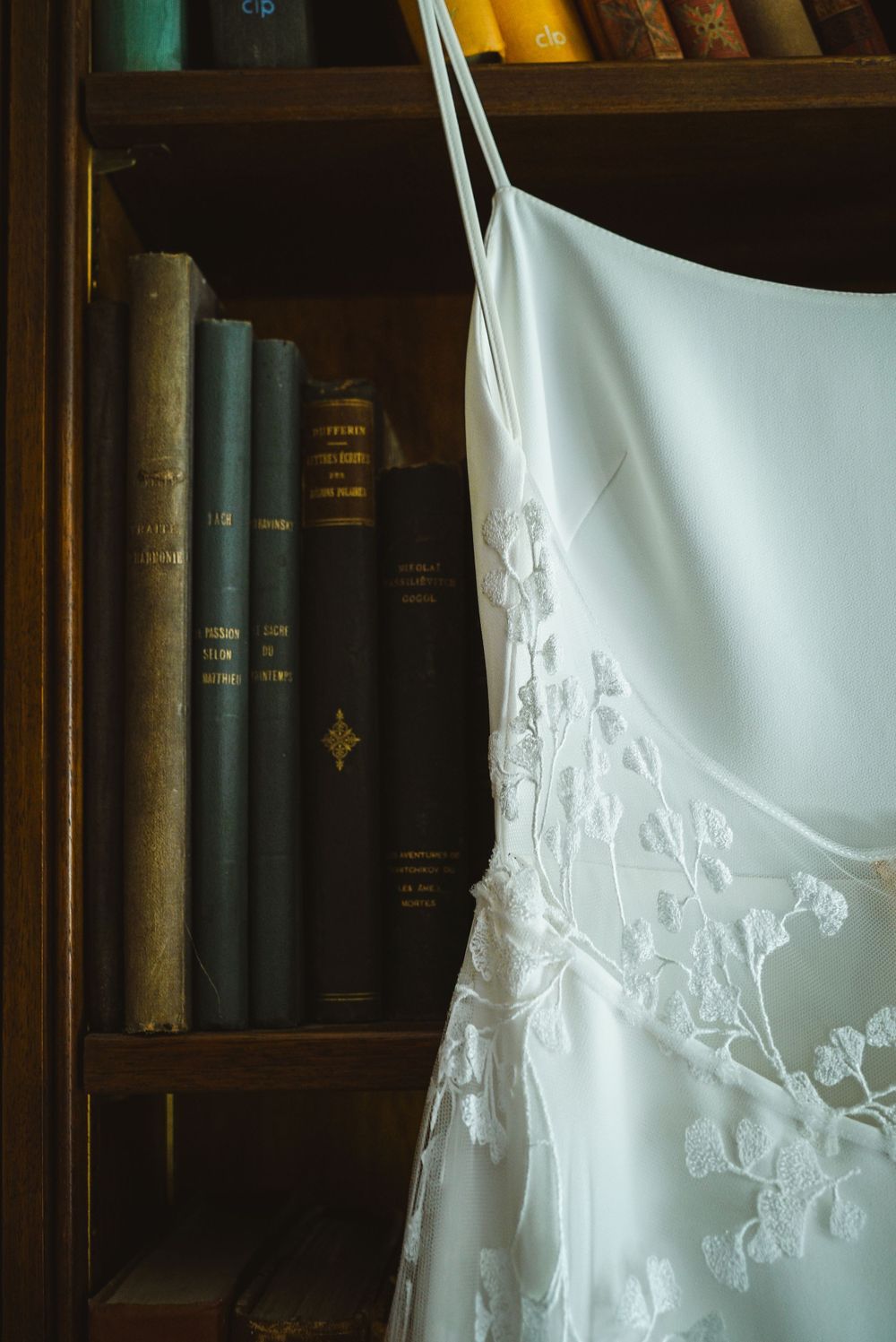 Photo du mariage de Maëlanne et Archibald, robe de mariée. Mariage à Saint Remy-de-Provence. Photographe Chloé Cabanes