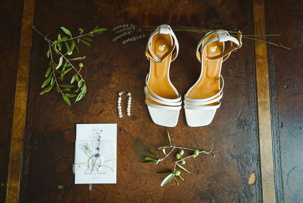 Photo du mariage de Maëlanne et Archibald, chaussures de marige. Mariage à Saint Remy-de-Provence. Photographe Chloé Cabanes