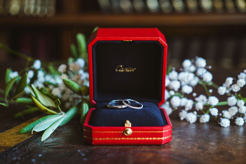 Photo du mariage de Maëlanne et Archibald, les aliances. Mariage à Saint Remy-de-Provence. Photographe Chloé Cabanes
