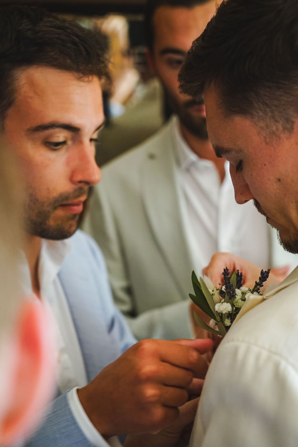 Photo du mariage de Maëlanne et Archibald, témoins et marié . Mariage à Saint Remy-de-Provence. Photographe Chloé Cabanes
