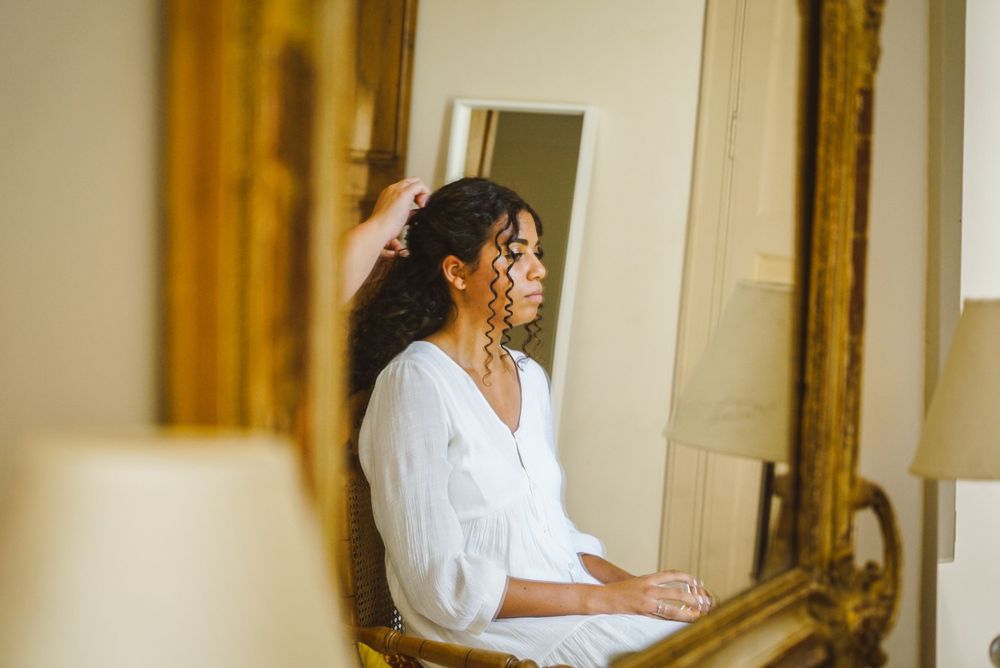 Photo du mariage de Maëlanne et Archibald, préparation de la mariée. Mariage à Saint Remy-de-Provence. Photographe Chloé Cabanes