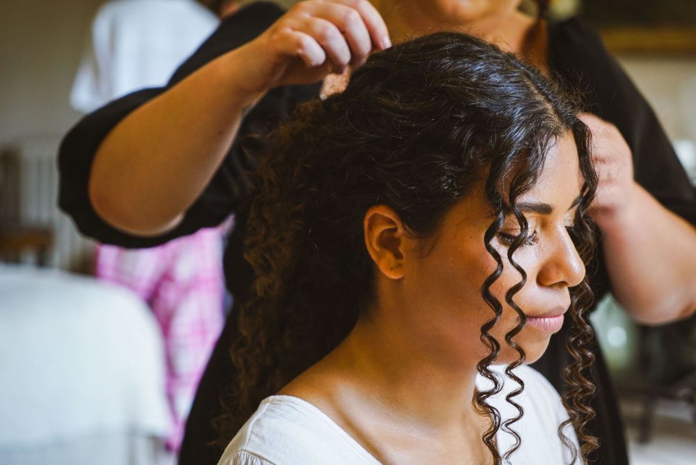 Photo du mariage de Maëlanne et Archibald, coiffure de la mariée. Mariage à Saint Remy-de-Provence. Photographe Chloé Cabanes