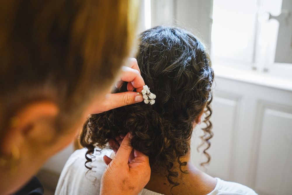 Photo du mariage de Maëlanne et Archibald, coiffure de la mariée. Mariage à Saint Remy-de-Provence. Photographe Chloé Cabanes