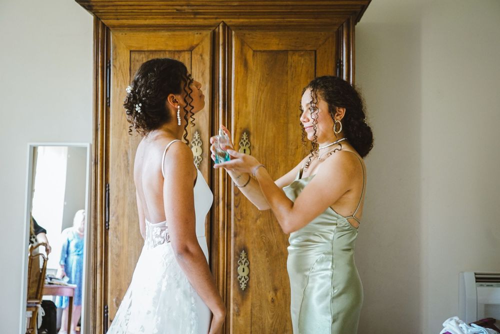 Photo du mariage de Maëlanne et Archibald, parfum de la mariée. Mariage à Saint Remy-de-Provence. Photographe Chloé Cabanes