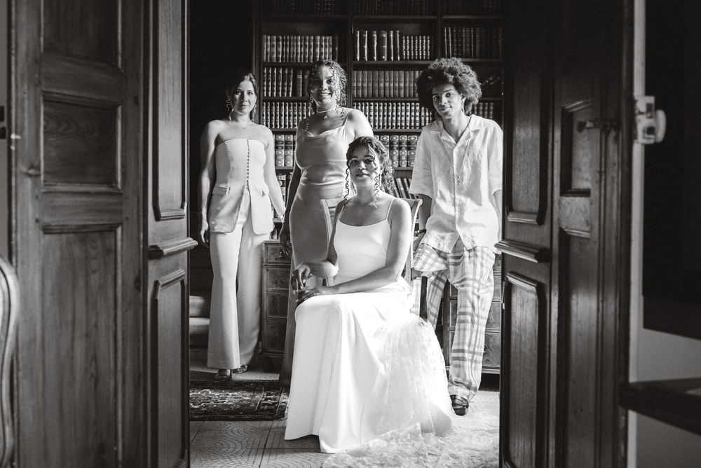 Photo du mariage de Maëlanne et Archibald,  la mariée et ses témoins. Mariage à Saint Remy-de-Provence. Photographe Chloé Cabanes