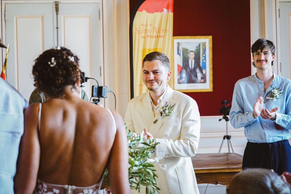 Photo du mariage de Maëlanne et Archibald, l'entrée de la mariée. Mariage à Saint Remy-de-Provence. Photographe Chloé Cabanes