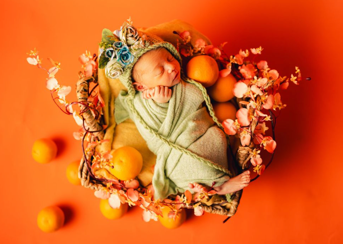 Neugeborenes im Pose and Say Cheese Studio, Ettlingen – Fotoshooting im orangefarbenen Thema