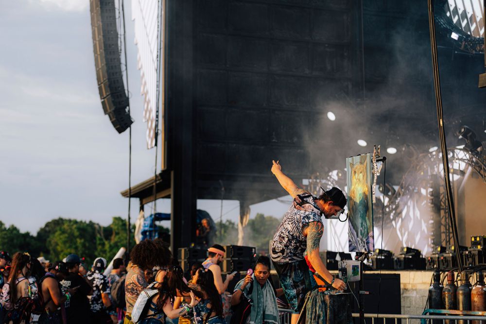 Live painter during live set at a festival