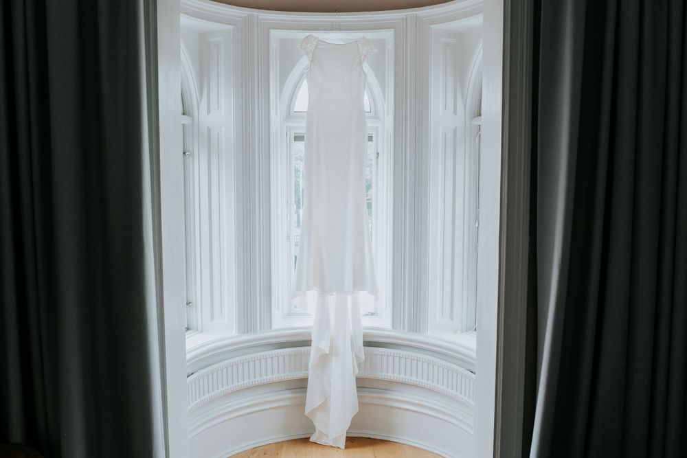 Brudklänning på hotell Borgen i Örebro. Bröllopsfotograf Rebecca Nordin.