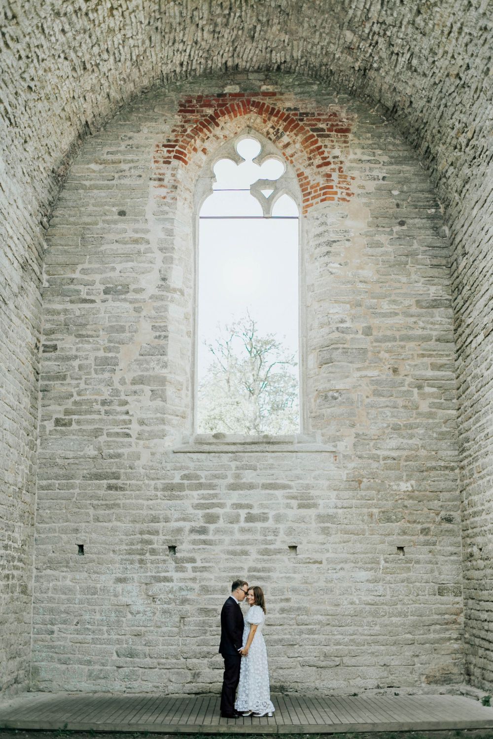 Bröllop i Alvastra kloster utanför Vadstena. Bröllopsporträtt i ruinen. bröllopsfotograf Rebecca Nordin.