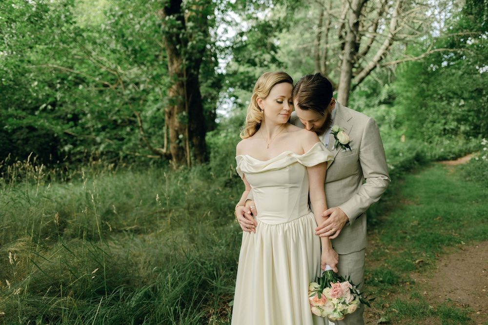 Bröllop på Presteruds herrgård i Kristinehamn. Bröllopsfotograf Rebecca Nordin i Karlstad. Bröllopsporträtt i skogen.