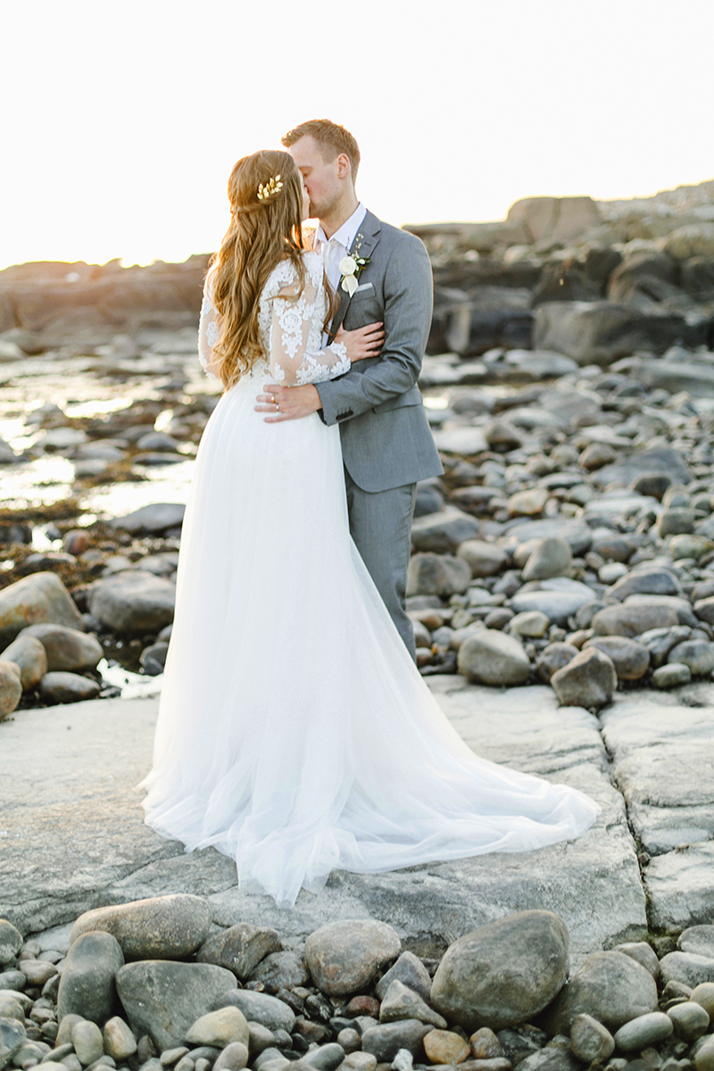 Bröllop på stranden i Varberg. Bröllopsfotograf Rebecca Nordin.