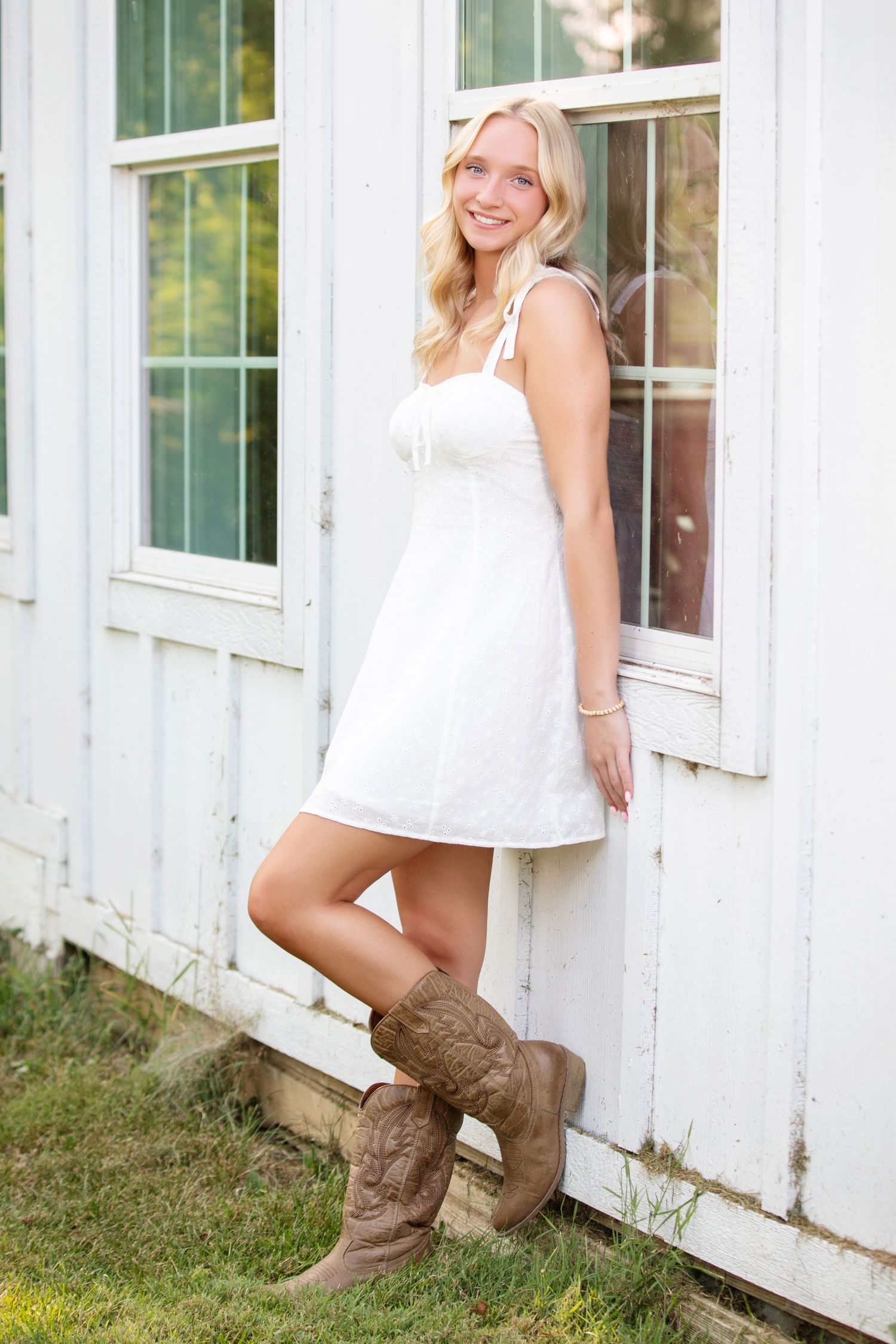 Olentangy senior pictures.  Senior pictures on the farm.  Floral senior pictures. Senior pictures in a field. Senior pictures with horses.