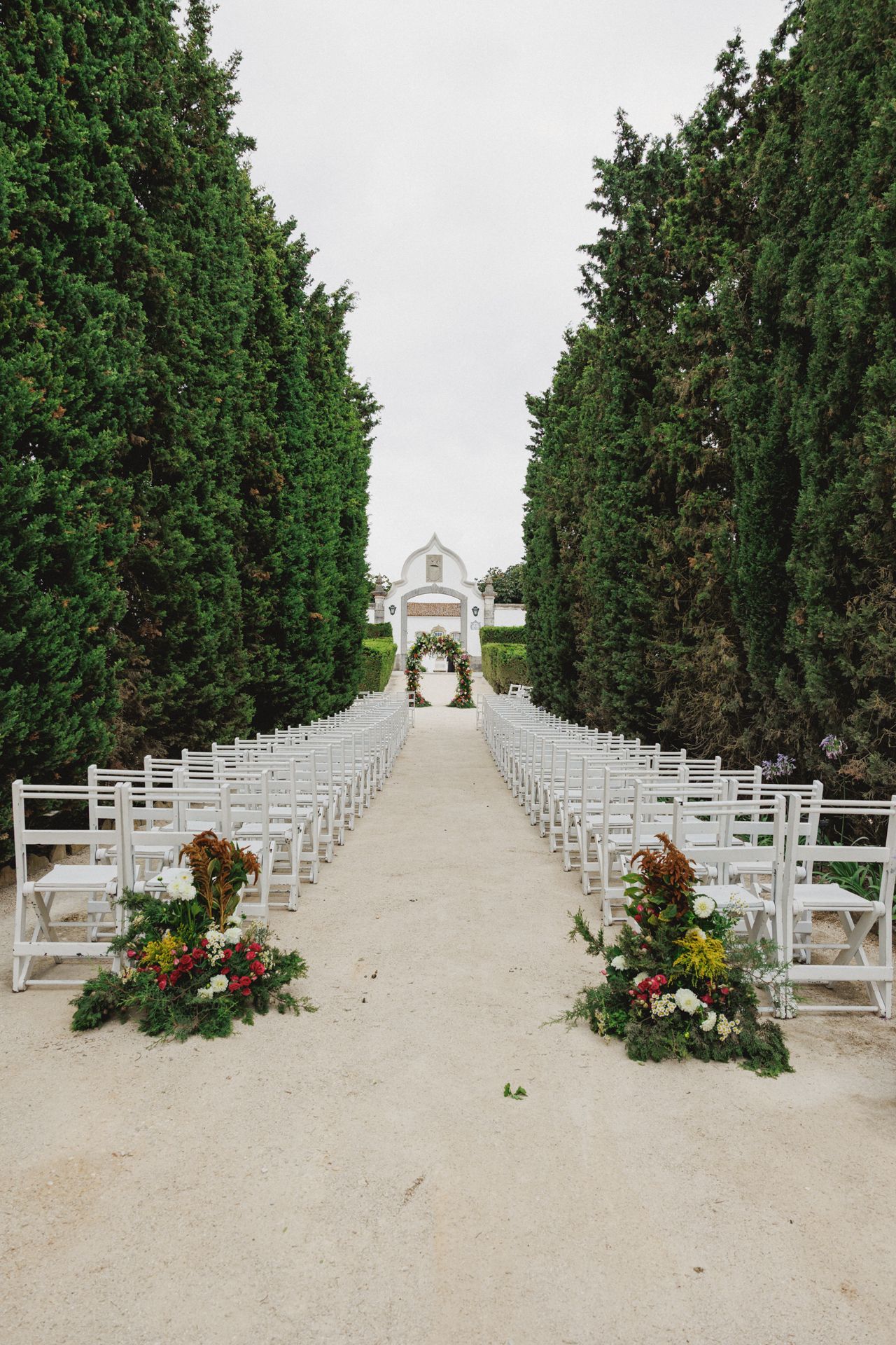 Outdoor wedding ceremony at Quinta Valle do Riacho in Alenquer