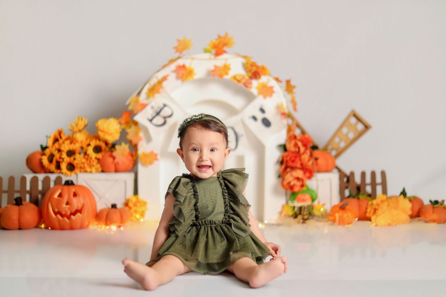 Fotógrafo Cake Smash en Quito para sesión de fotos de primer año con decoración temática y pastel personalizado en estudio.