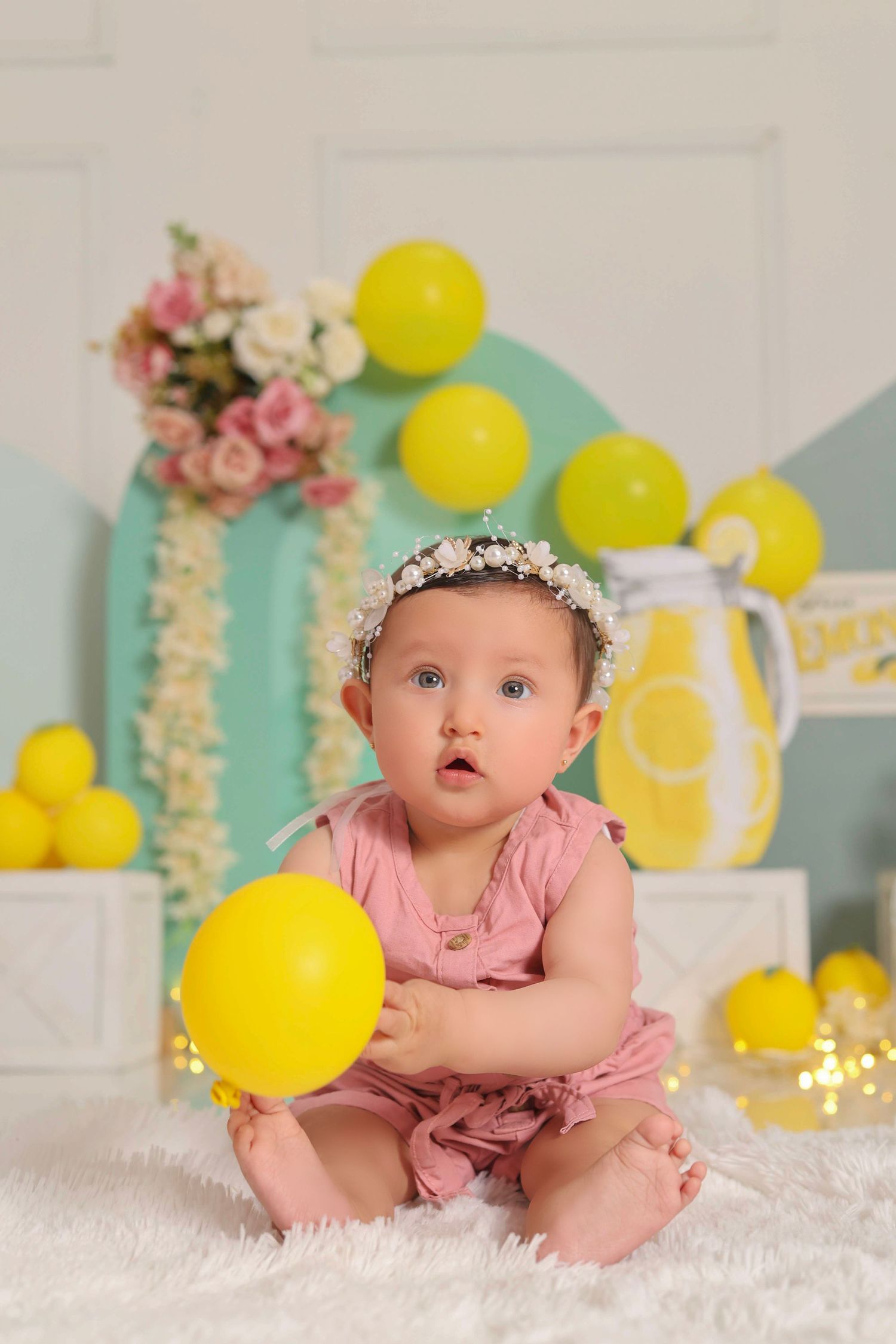 Fotógrafo Cake Smash en Quito para sesión de fotos de primer año con decoración temática y pastel personalizado en estudio.