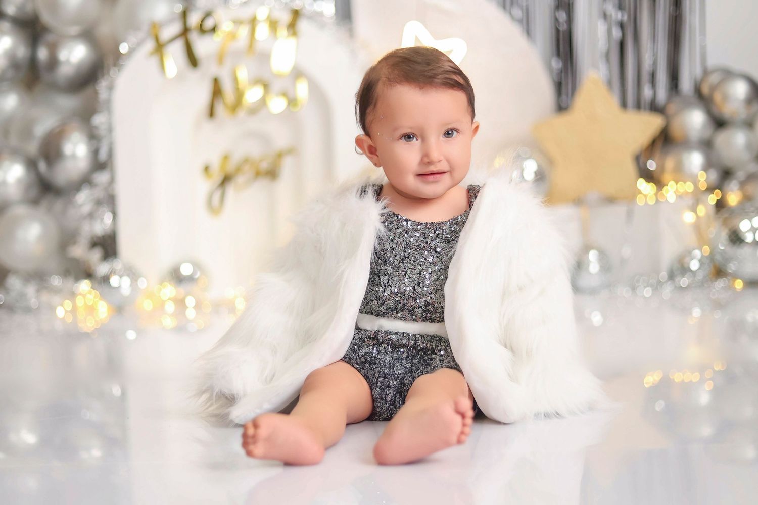 Fotógrafo Cake Smash en Quito para sesión de fotos de primer año con decoración temática y pastel personalizado en estudio.