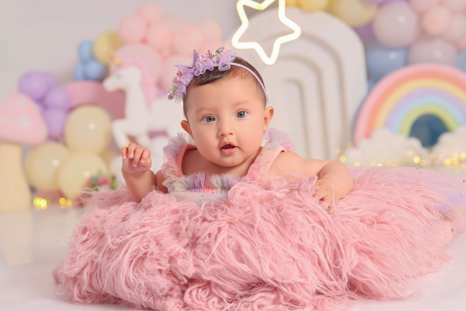 Fotógrafo Cake Smash en Quito para sesión de fotos de primer año con decoración temática y pastel personalizado en estudio.
