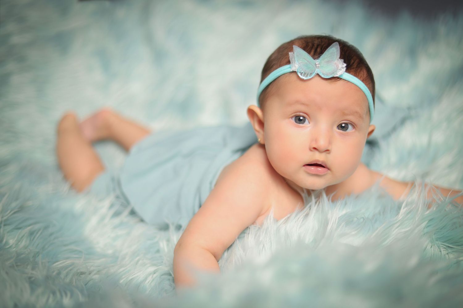 Fotógrafo Cake Smash en Quito para sesión de fotos de primer año con decoración temática y pastel personalizado en estudio.