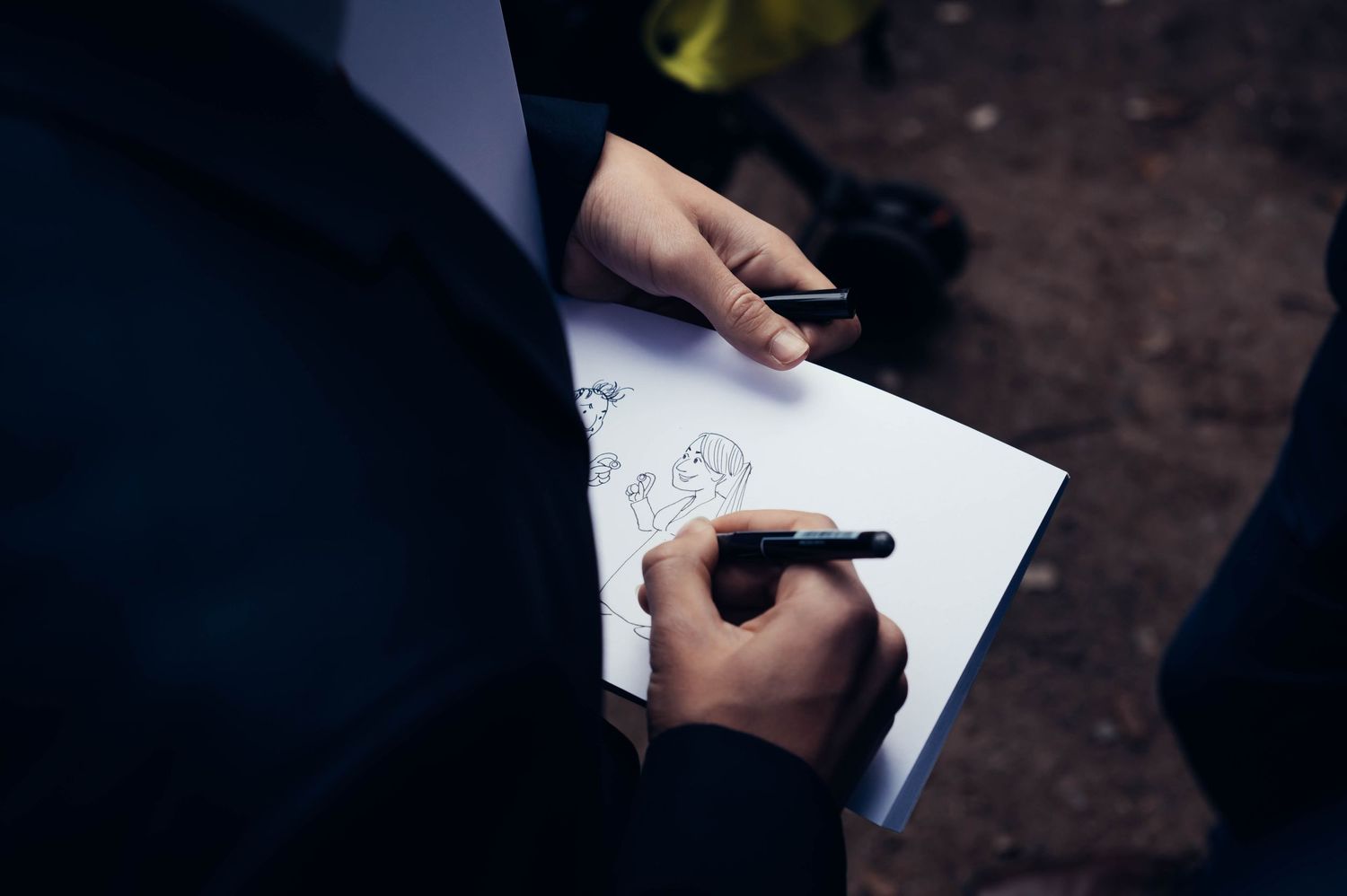 Illustrateur réalisant un croquis de mariée en direct lors d’un mariage en Bretagne