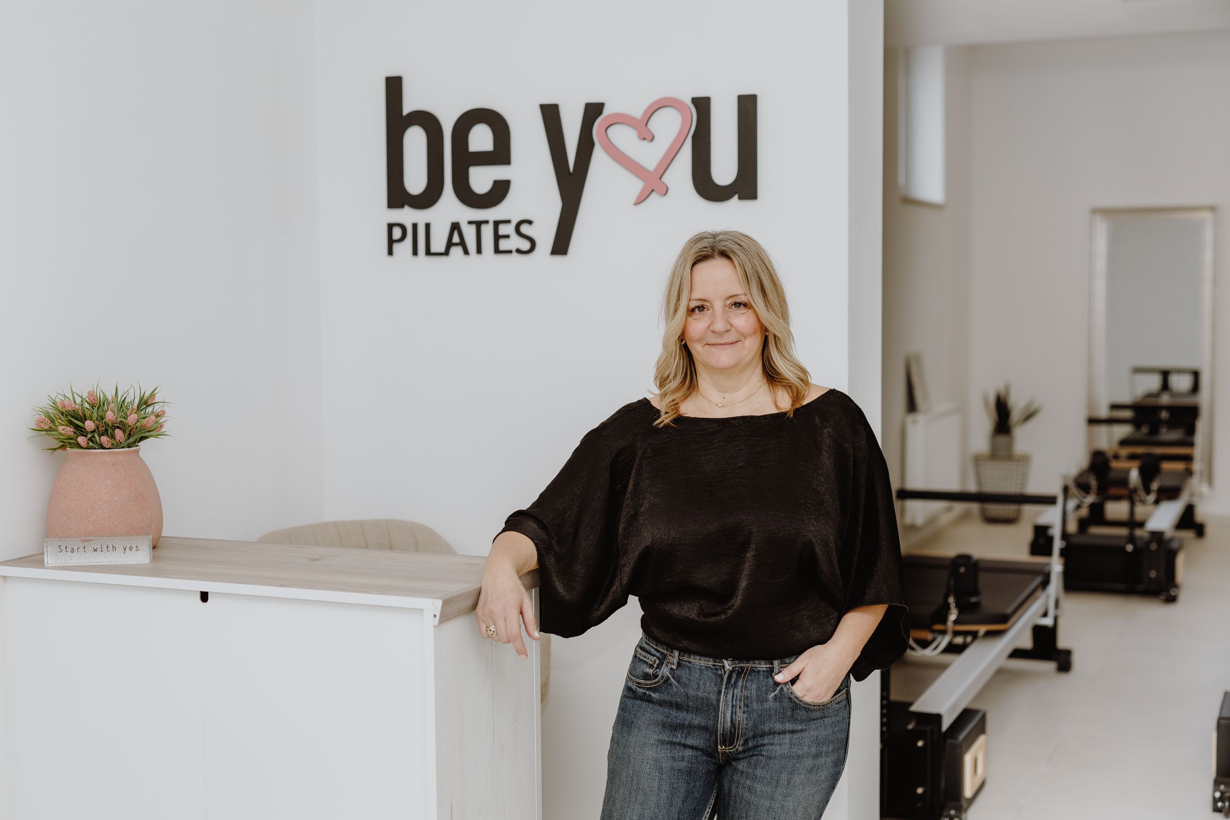 Portret vlasnice Pilates studija u Zagrebu, snimljen u stilu brand fotografije.