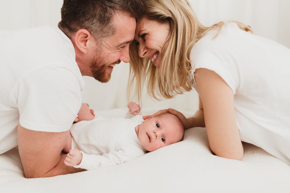 Autentické newborn fotenie a prirodzené emócie v Bratislave. 10 rokov praxe v newborn fotografii, Domi Bobák zachytenie šťastia s rodičmi.