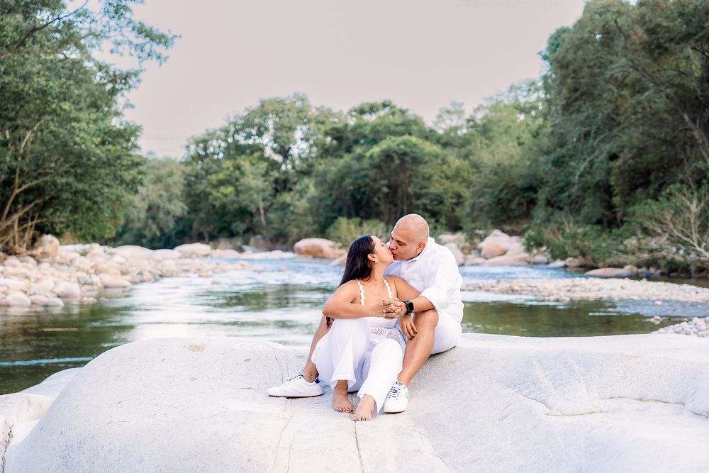 Beso de los recién casados tras la ceremonia, parte de nuestro servicio de fotografía para bodas en la región del Cesar.