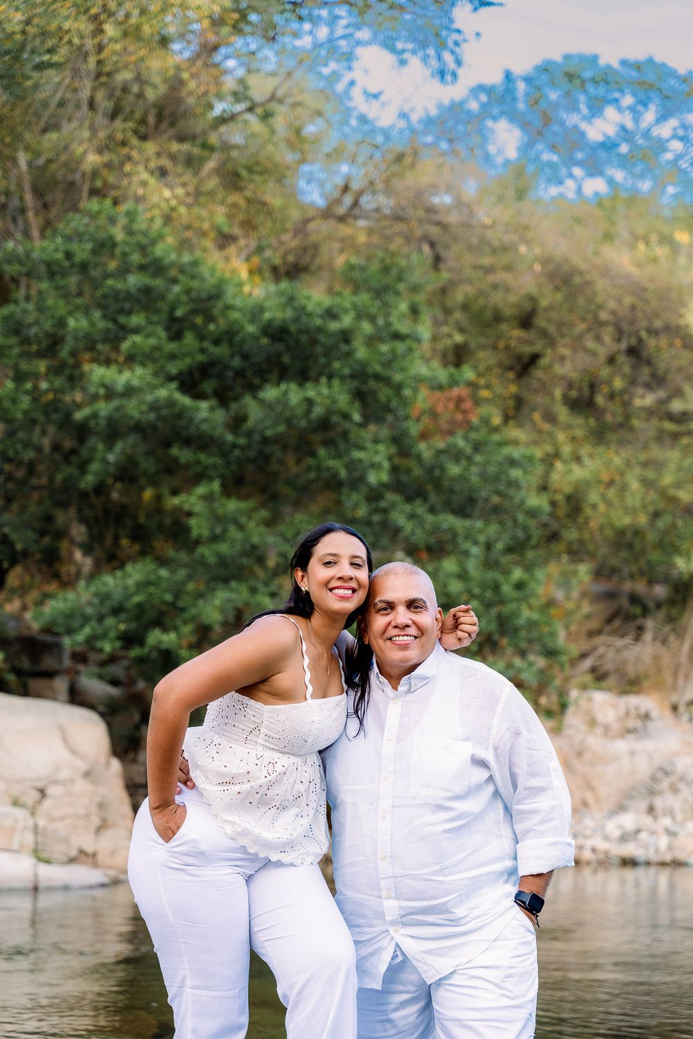 Beso de los recién casados tras la ceremonia, parte de nuestro servicio de fotografía para bodas en la región del Cesar.