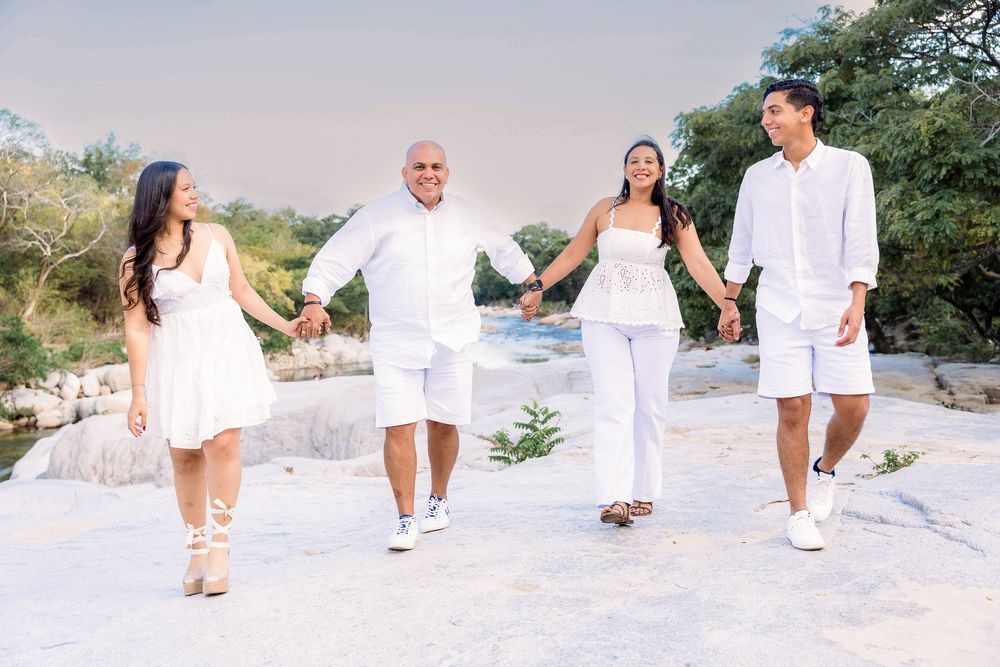 Beso de los recién casados tras la ceremonia, parte de nuestro servicio de fotografía para bodas en la región del Cesar.
