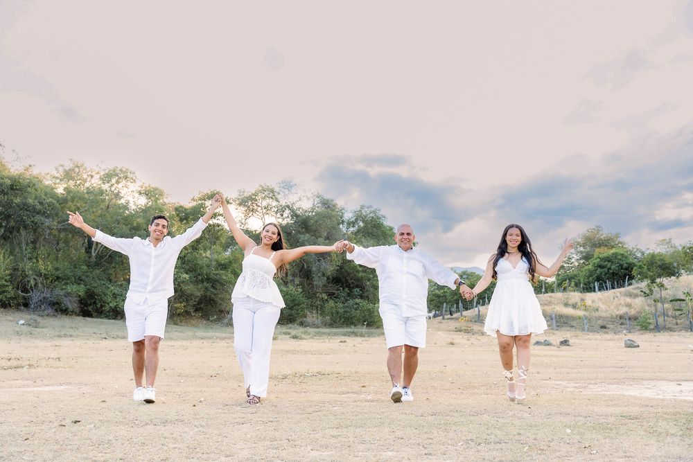 Dirección de arte editorial para esposos celebrando sus bodas de porcelana en Valledupar. Estética cinematográfica y high fashion.