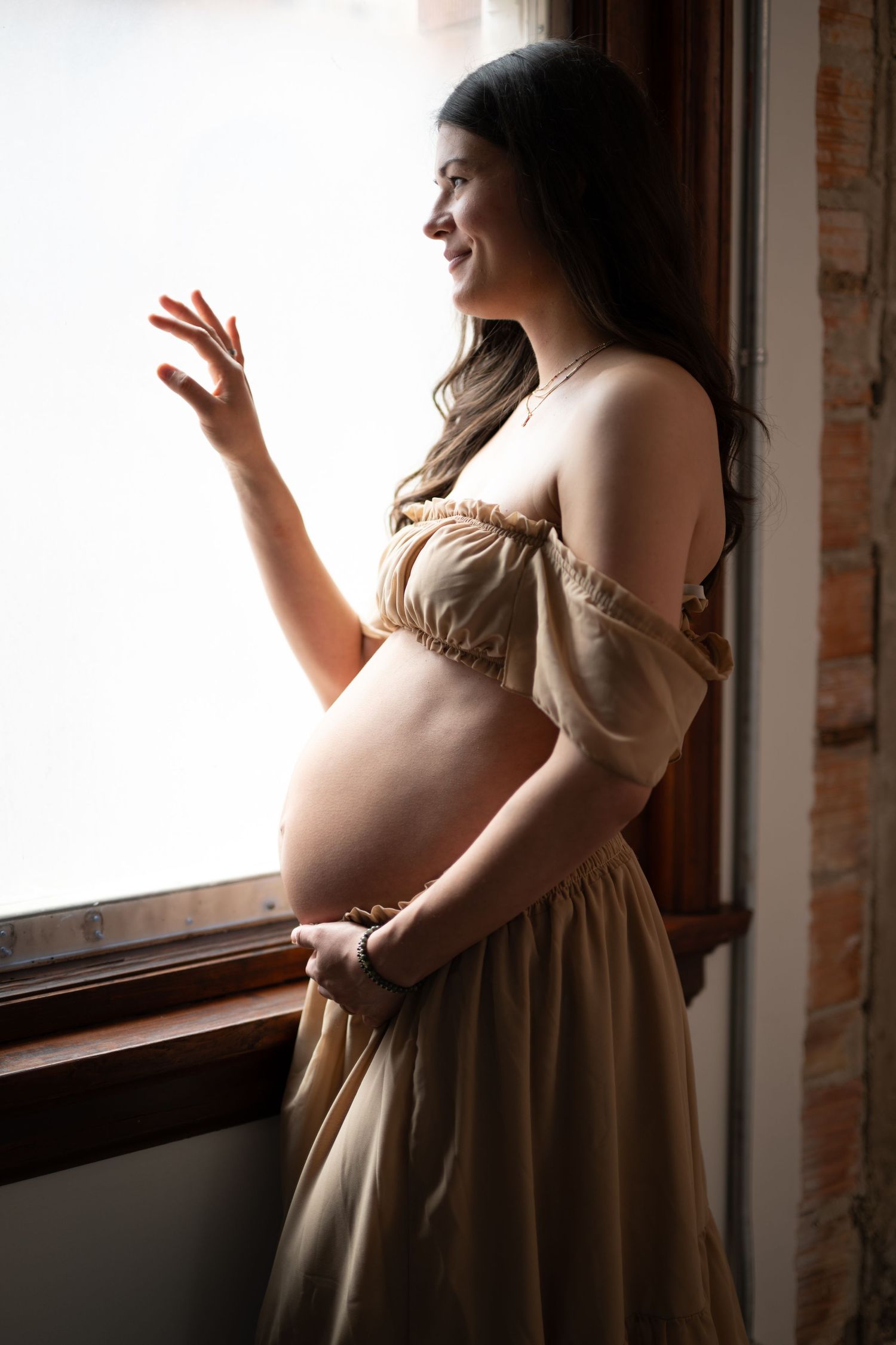 woman posing for maternity photography at gorilla studio