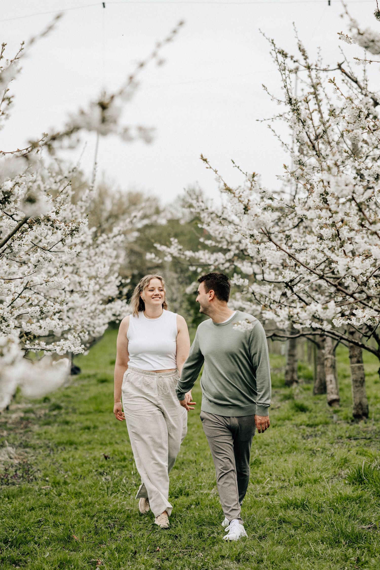 Paar in der Obstblüte im Alten Land mit Fotografin Julia Aßmann