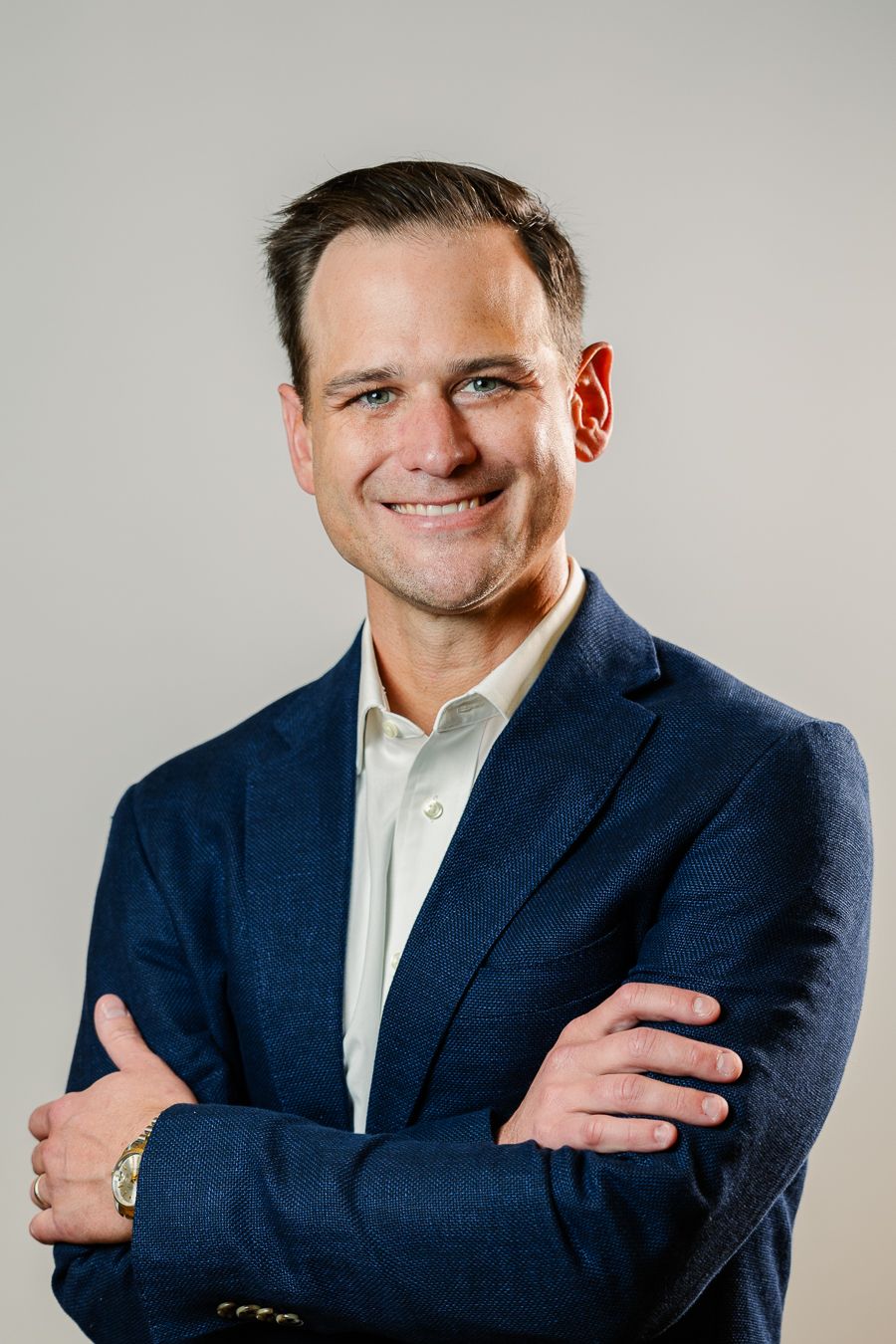 Confident man in navy blazer with arms crossed, Miami professional headshot by Mannyportraits for lawyers, doctors, and executives.