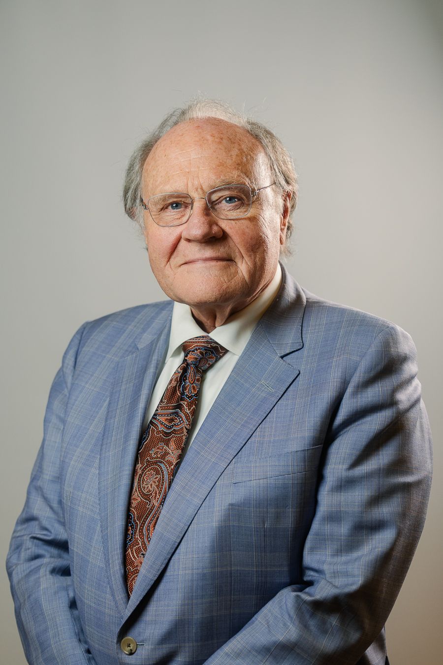 Senior man in light blue suit, professional South Florida headshot by Mannyportraits for executives and law firm partners.