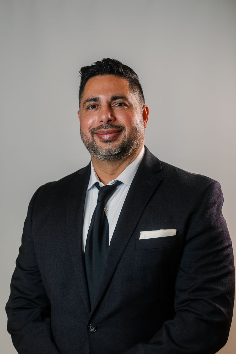 Man in dark suit and tie, confident Miami business headshot by Mannyportraits, ideal for lawyers and executives.