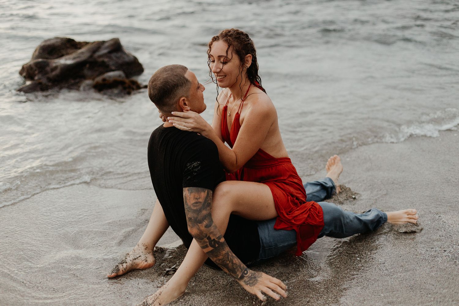 une photo sexy d'un couple sur le sable mouillé aux sables d'olonne