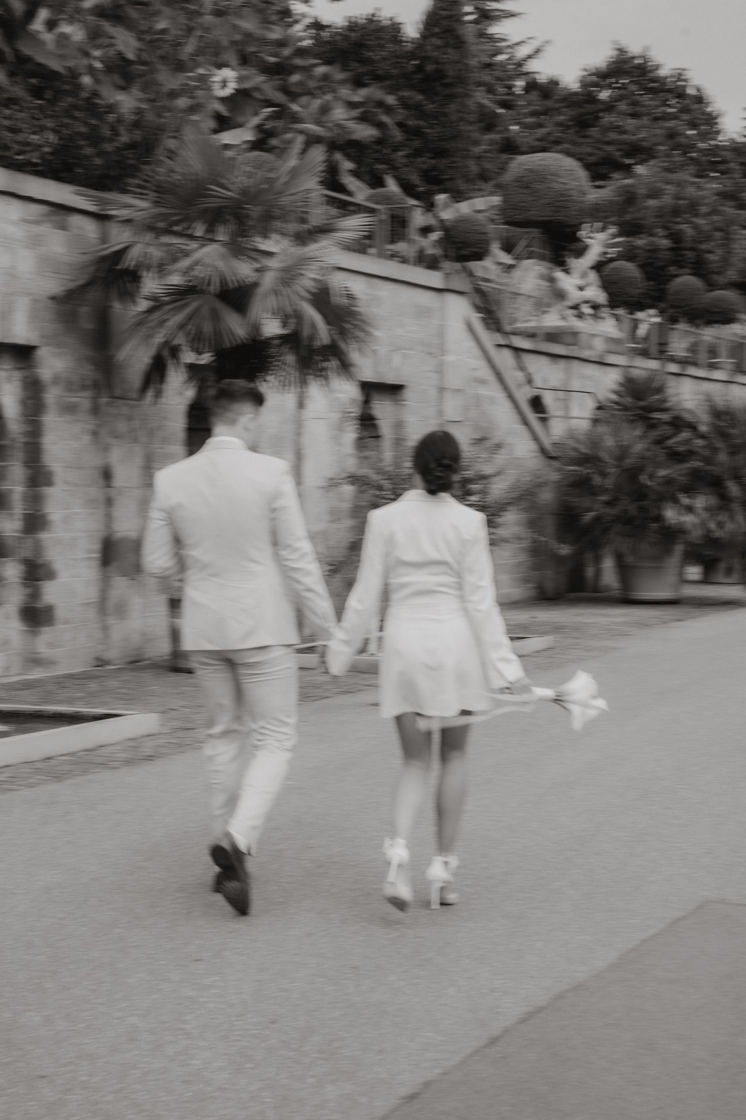 Brautpaar vor einer romantischen Kulisse in Stuttgart – Hochzeitsfotografie mit Liebe zum Detail
