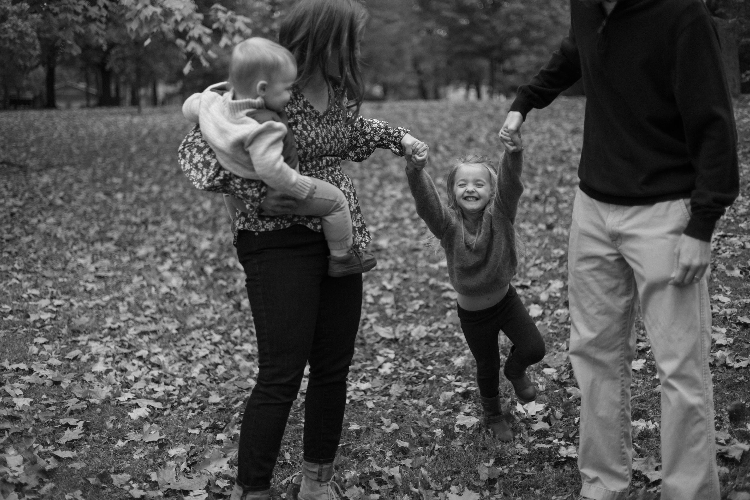 Outdoor, fall family photos in Springfield, Illinois