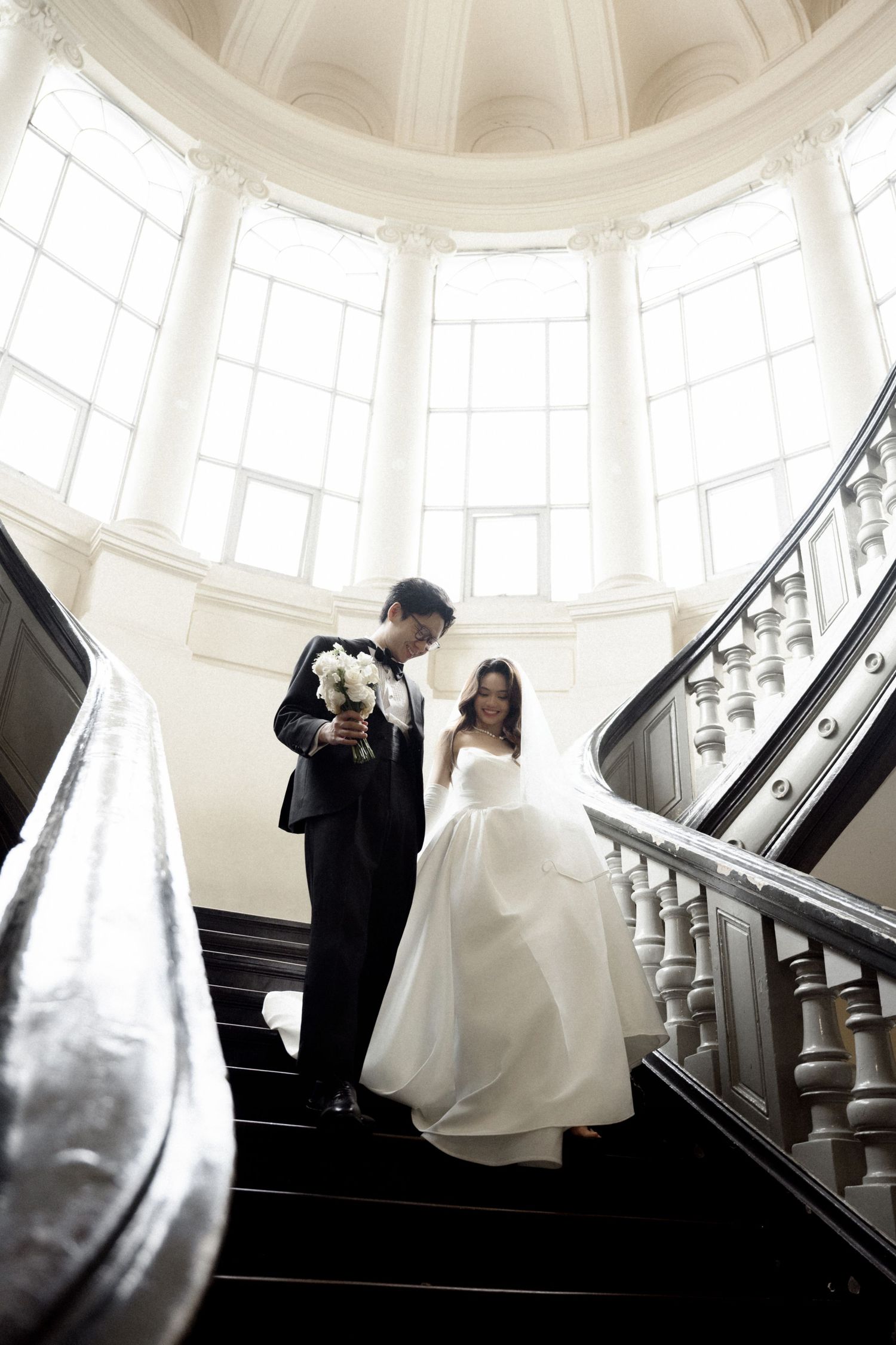 alt="Couple prewedding photoshoot at Ho Chi Minh City Museum"