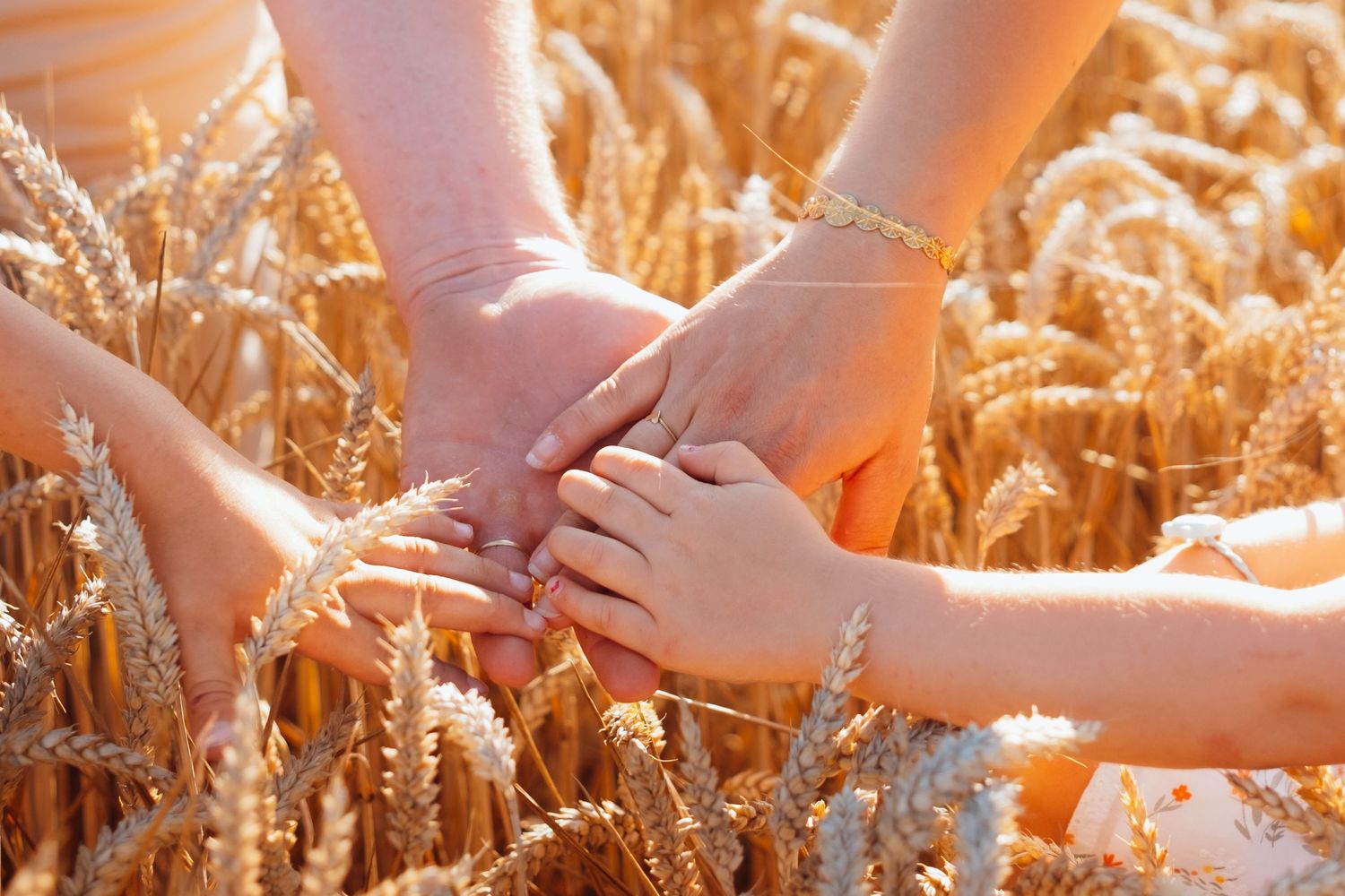 Photo d'une maman et sa fille dans un champ de tournesols