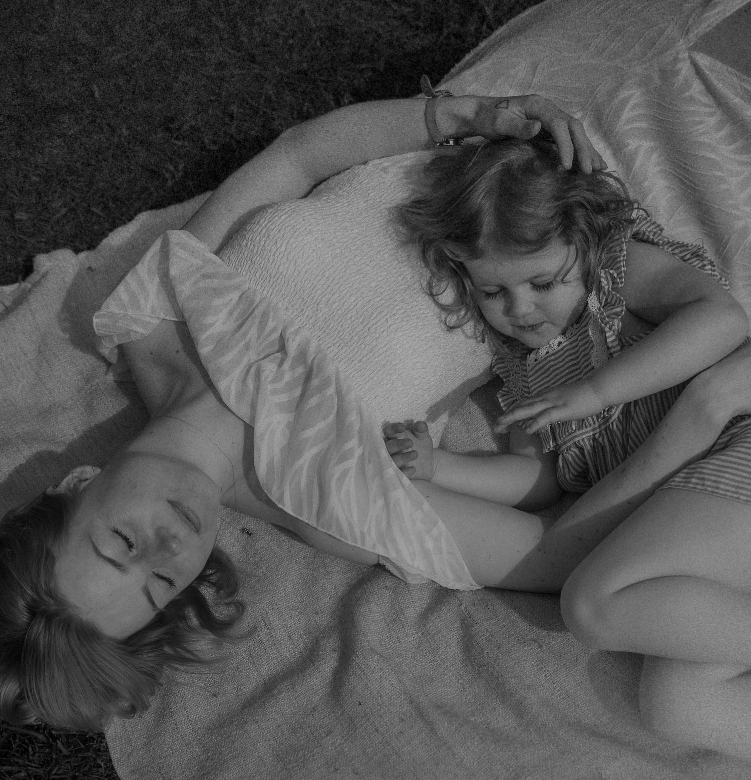 gentle-motherhood-photoshoot-lifestyle-leicestershire.jpg