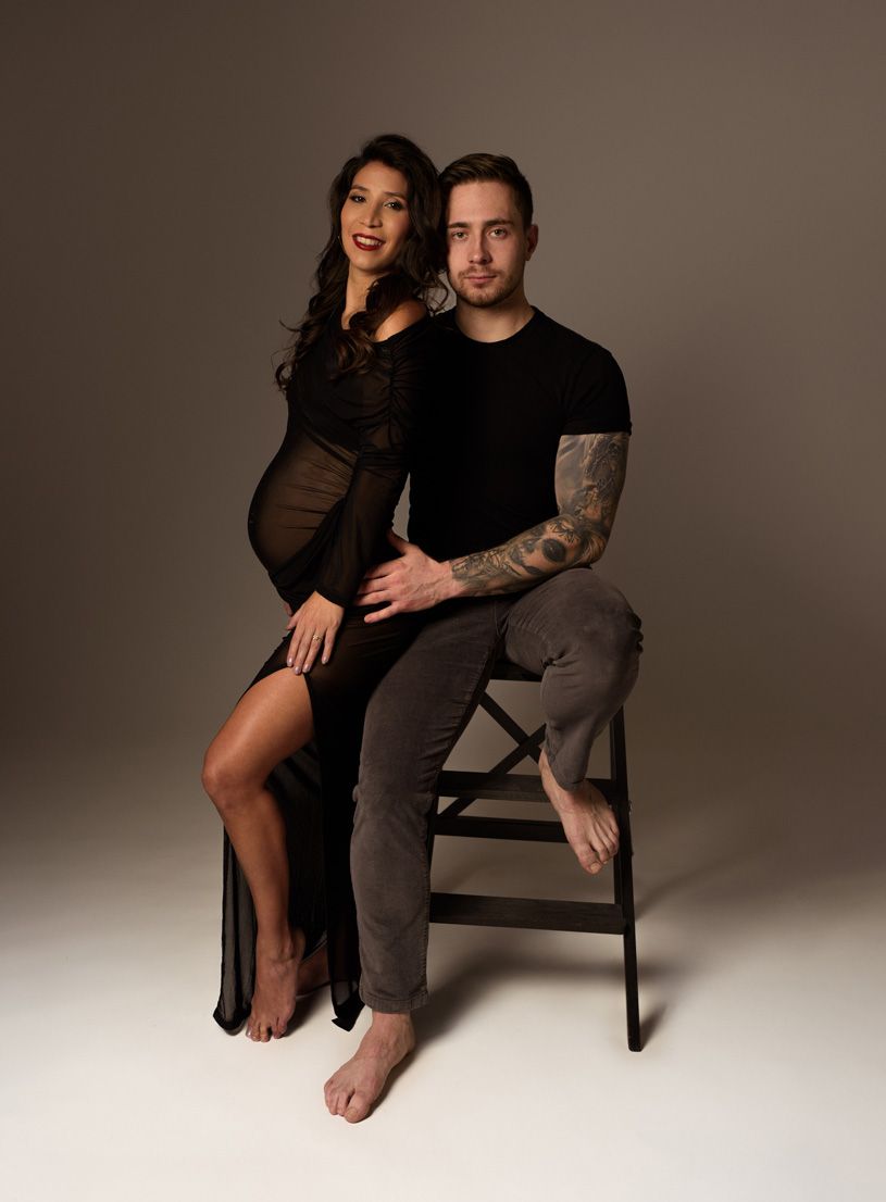 photo couple grossesse la femme enceinte porte une belle robe noire élégante