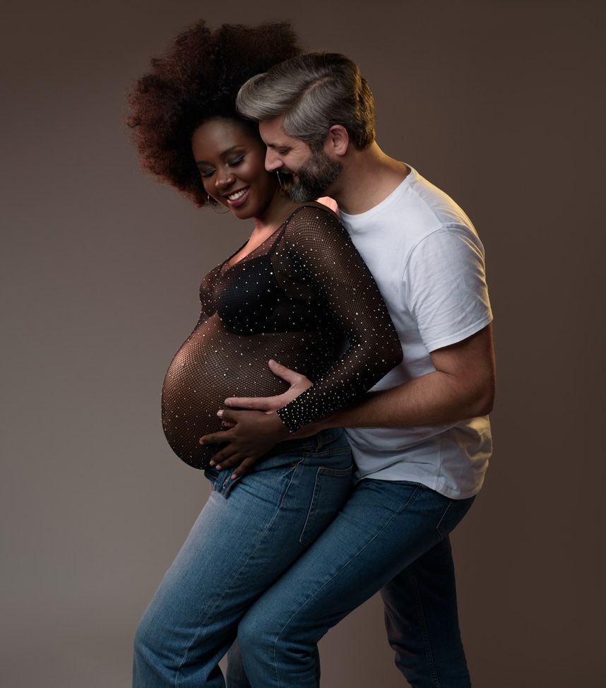 photos grossesse couple dans la bonne humeur la future maman ris aux eclats et le futur papa l admire en l enlacant