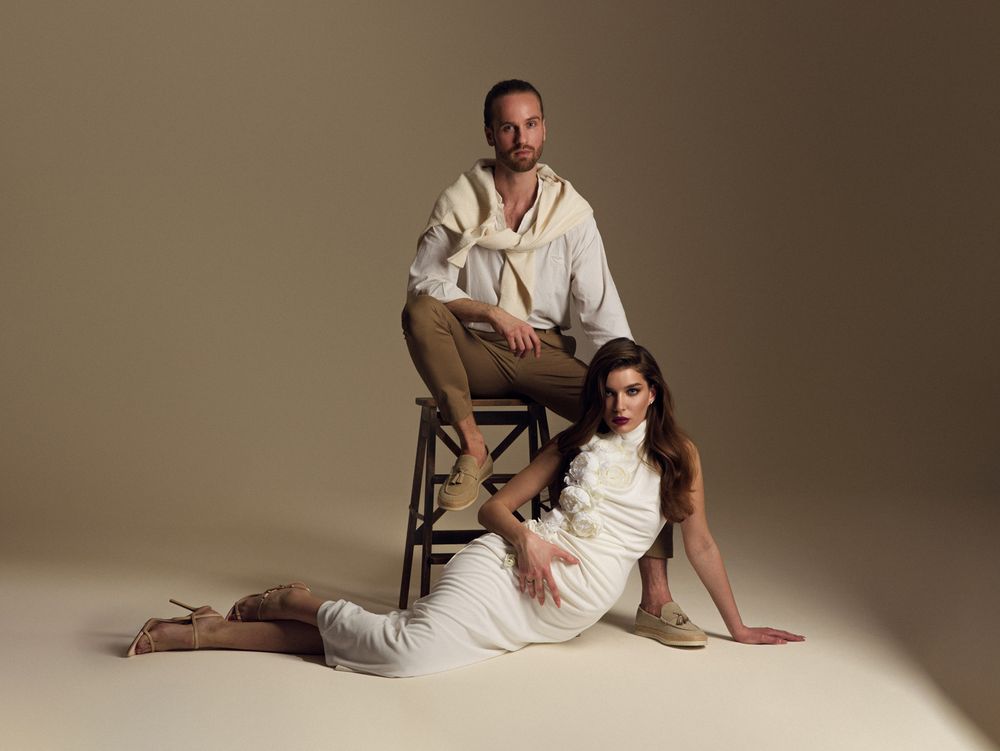photo grossesse couple studio dans tes teintes chaudes et une belle robe blanche avec des pivoines cousus dessus