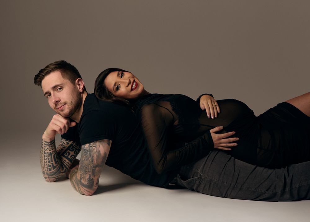photo grossesse couple originale la future maman est posee sur le dos du futur papa et met en valeur son ventre arrondi