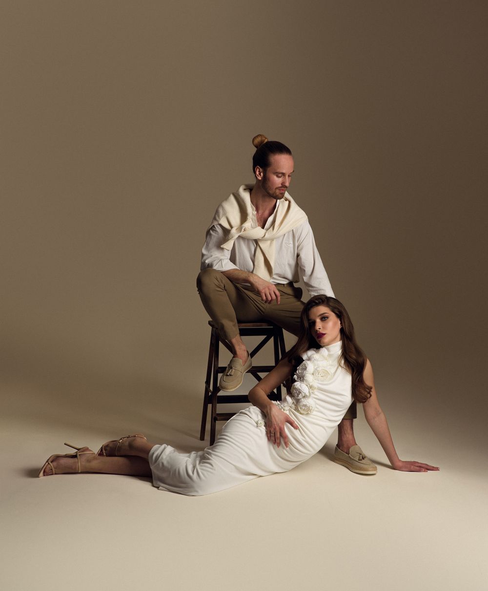 photographe couple grossesse habilles dans des teintes claires de beige et blanc et des pivoines