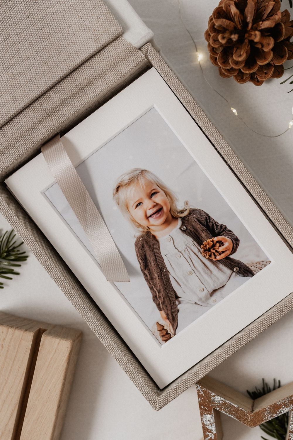 Deine Lieblings-Weihnachtsfotos im edlen Passepartout mit Holzaufsteller in 13x18cm, 20x30cm oder 30x40cm.