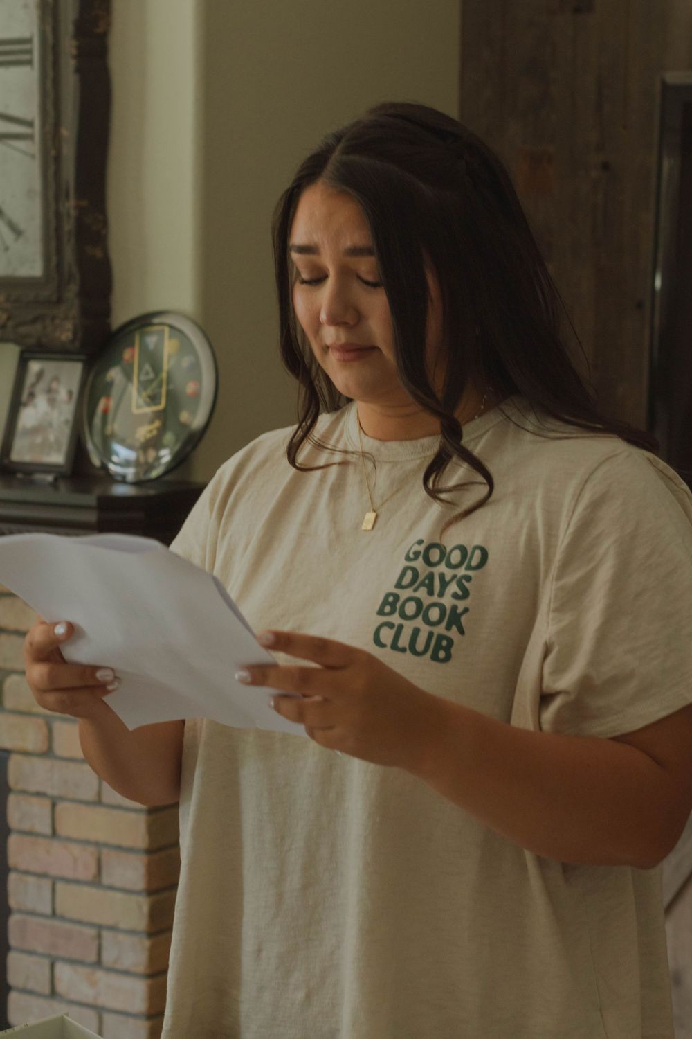 Bride reading heartfelt letter from Maid of Honor while getting ready.
