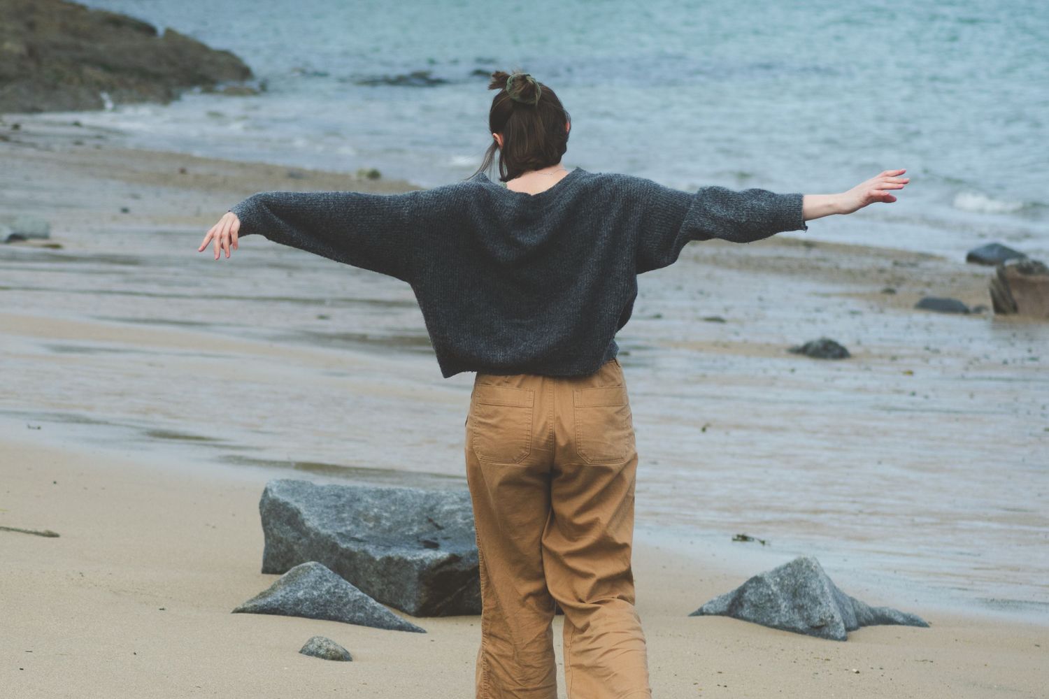 Photographie d'une femme qui marche sur la plage en Bretagne