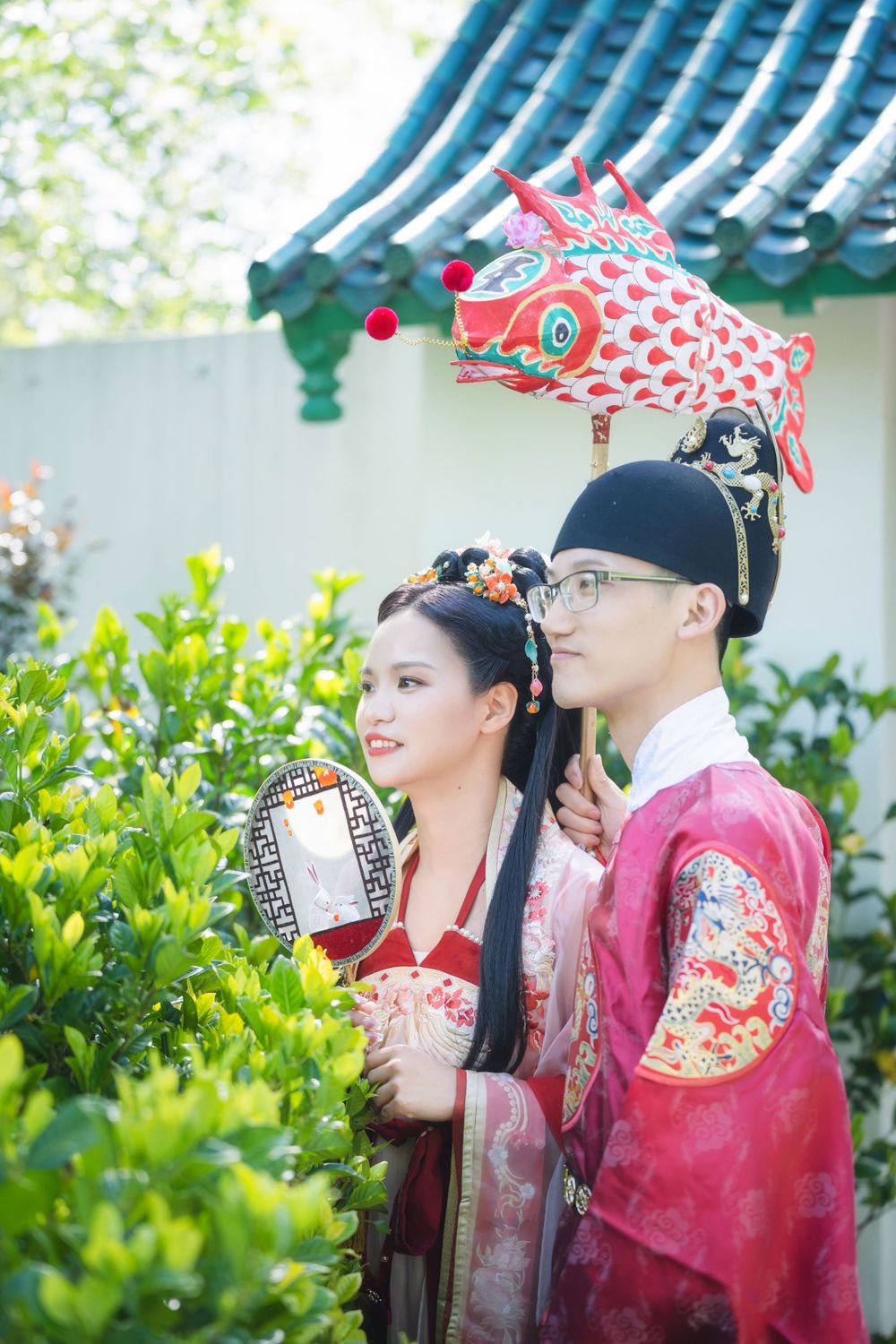 Candid and natural Chinese Hanfu wedding portrait of a happy couple at Hamilton Gardens, by Imagine Image Studio.